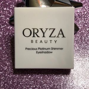 Oryza Beauty Precious Platinum Shimmer Eyeshadow.
